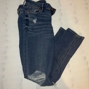 Old navy low rise ripped skinny jeans. Size 10.